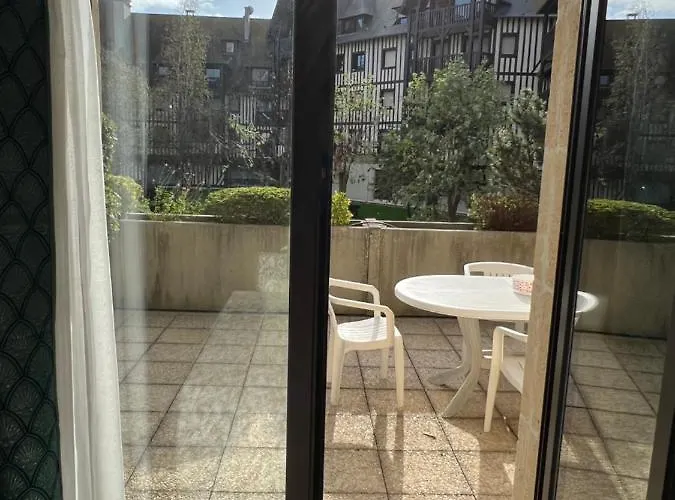 Appartement Cote Jardin - Terrasse, Calme Et Cosy *